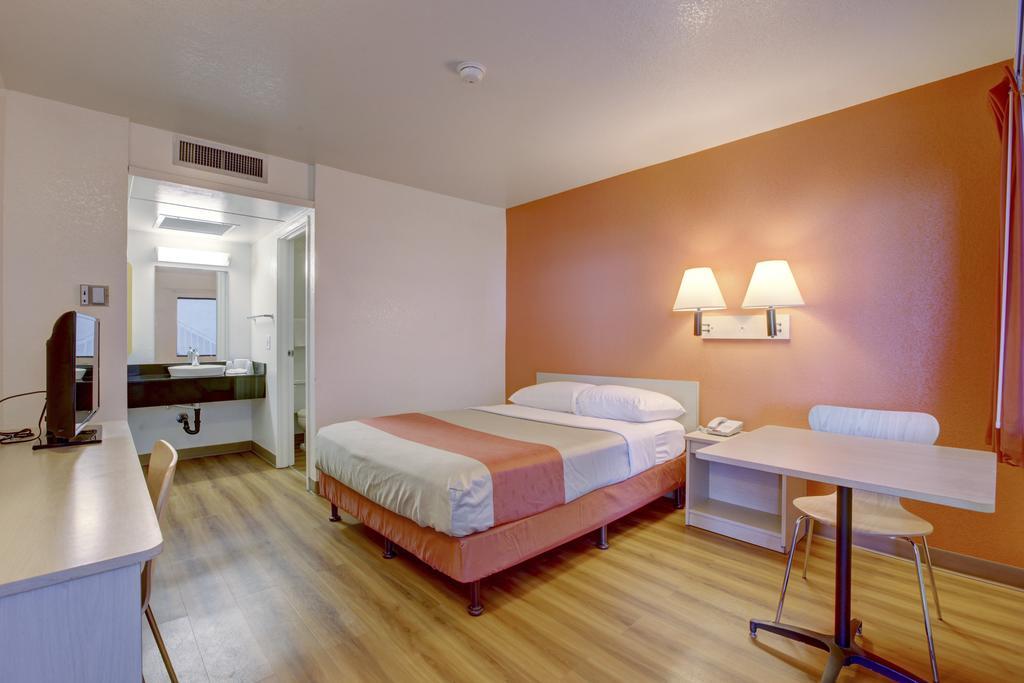 Motel 6-Corona, Ca Стая снимка