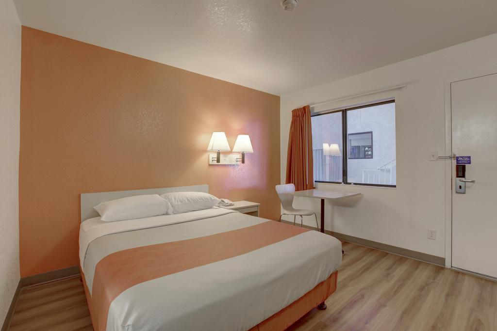 Motel 6-Corona, Ca Стая снимка
