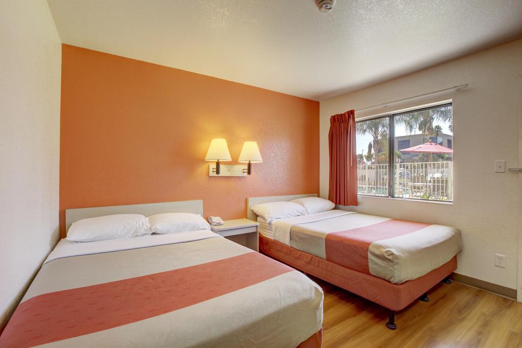 Motel 6-Corona, Ca Стая снимка